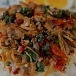 ผัดฉ่าเนื้อหอยลายราดข้าว