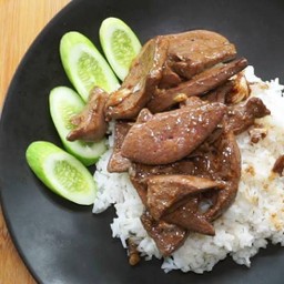 ตับหมูทอดกระเทียม ราดข้าว