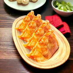 เกี๊ยวซ่าไส้หมู4ชิ้น