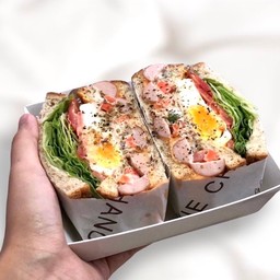 แซนวิชไส้ทะลัก (ไข่ดาว+ทูน่าสลัด+ไส้กรอกไก่รมควัน หนังกรอบ)