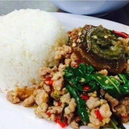 กะเพราไข่เยี่ยวม้าหมูสับ(ไข่เยี่ยวม้าเต็มลูก)