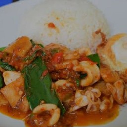ปลาหมึกผัดพริกแกงราดข้าว