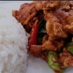 หมูชิ้นผัดพริกแกงราดข้าว