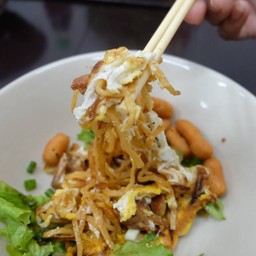 ก๋วยเตี๋ยวคั่วไก่เส้นทาโร่