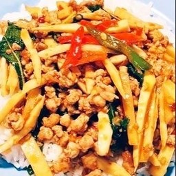กะเพราหน่อไม้หมูสับราดข้าว