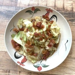 กะหล่ำปลีทอดน้ำปลาเบคอน