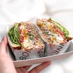 แซนวิชไส้ทะลัก (ไข่ดาว+ทูน่าสลัด+ปูอัด)