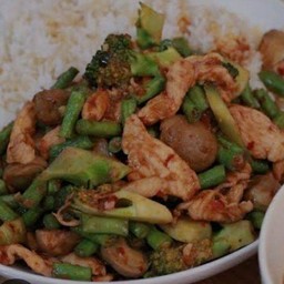 เครื่องในไก่ผัดพริกแกงราดข้าว