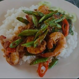 กุ้งผัดพริกแกงราดข้าว