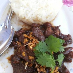 ข้าวเนื้อกระเทียม