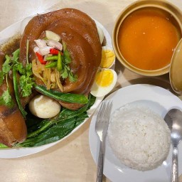 ข้าวขาหมูแม่สมบัติ