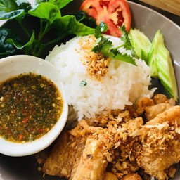ข้าวปลากระพงทอดกระเทียมกับน้ำจิ้มซีฟู้ด