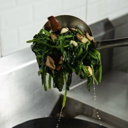 ผัดปวยเล้งซอสเป๋าฮื้อ