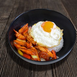 ข้าวไก่ย่างถ่านผัดซอสเหล้าแดง สไตล์ฮ่องกง