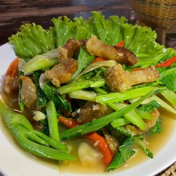 คะน้าหมูกรอบ