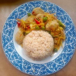 ผัดเขียวหวานลูกชิ้นปลาราดข้าว Vegan