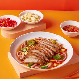 ยำคอหมูทอด