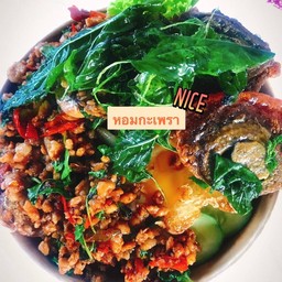 กะเพราไข่เยี่ยวม้า