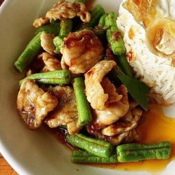 ข้าวราดผัดพริกแกง