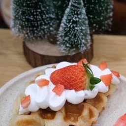 Whipping & Strawberry Croffle