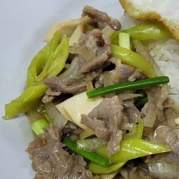 ข้าวราดผัดพริกหยวก