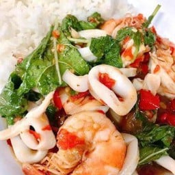 ข้าวราดกะเพราทะเล