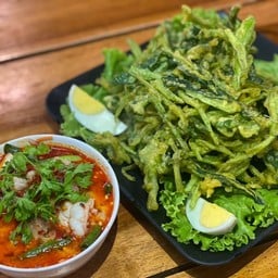 ยำผักบุ้งกรอบ
