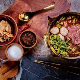 2.เกาเหลาหม้อไฟเนื้อน่องแก้วไทยวากิว