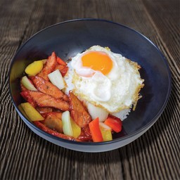 ข้าวหมูแดงผัดซอสเหล้าแดง สไตล์ฮ่องกง