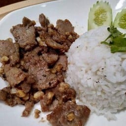 ข้าวราดเนื้อทอดกระเทียมพริกไทย