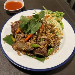 กระดูกหมูทอดกระเทียมพริกสด