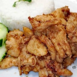 ข้าวราดไก่กระเทียมพริกไทย