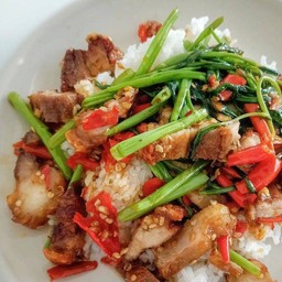 ข้าวราดผัดผักบุ้ง