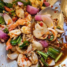 ยำหอยนางรมกุ้งสุก