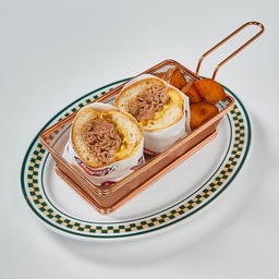 แซนวิชเนื้อสไลด์กับซอสชีส