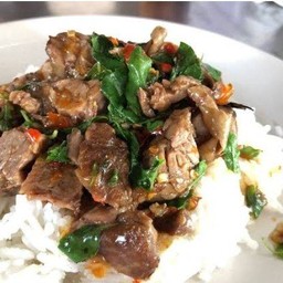 ข้าวกะเพราเนื้อชิ้น