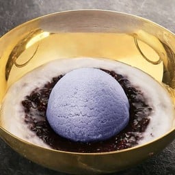 ไอศกรีมอัญชันข้าวเหนียวดำ