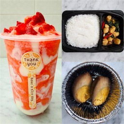 (  ซื้อ 2 แถม 1 ) - ข้าวผัด กระเพราไก่ พรีเมี่ยม + สตรอเบอรี่ โยเกิร์ตสมูทตี้ + แถมฟรี ไข่ต้มสมุนไพร 1 ฟอง 