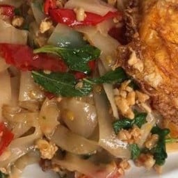 เส้นใหญ่ผัดกะเพราหมูชิ้น+ไข่ดาว