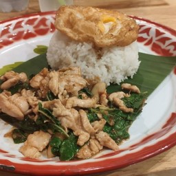 กะเพราไก่ล้มยักษ์ ฟรีไข่ดาว 3 ฟอง