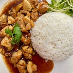 ข้าวไก่ผัดซอส Fried chicken with sauce
