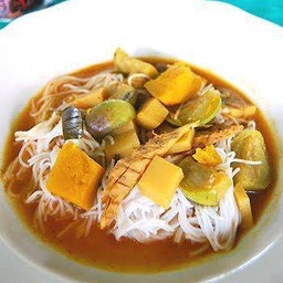 ขนมจีนน้ำยาปลาผสมไตปลากับน้ำพริก