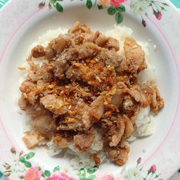 ข้าว หมูสามชั้นสไลด์ผัดกระเทียมพริกไทย