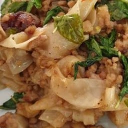 เส้นใหญ่ผัดกะเพราหมูสับ