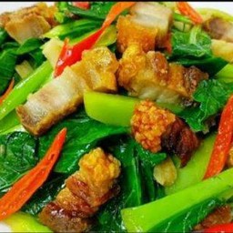 ข้าวคะน้าหมูกรอบ