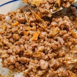 ข้าวหมูสับกระเทียมหอม