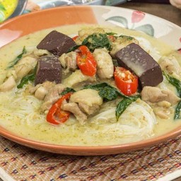 ขนมจีนน้ำยาปลาผสมแกงเขียวหวาน
