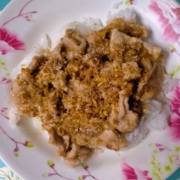 ข้าว หมูสไลด์ผัดกระเทียมพริกไทย