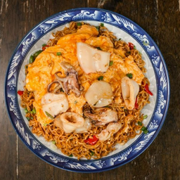 ผัดมาม่าไข้ข้นปลาหมึก | 浓缩鸡蛋和鱿鱼炒面 |Stir-fried noodles with Condensed Eggs and Squid