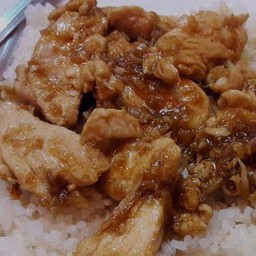 ข้าว อกไก่ผัดกระเทียมพริกไทย